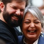 “Con el corazón hinchado”: el cariñoso recibimiento de Boric a Jara en su casa tras triunfo de la PC en primaria oficialista