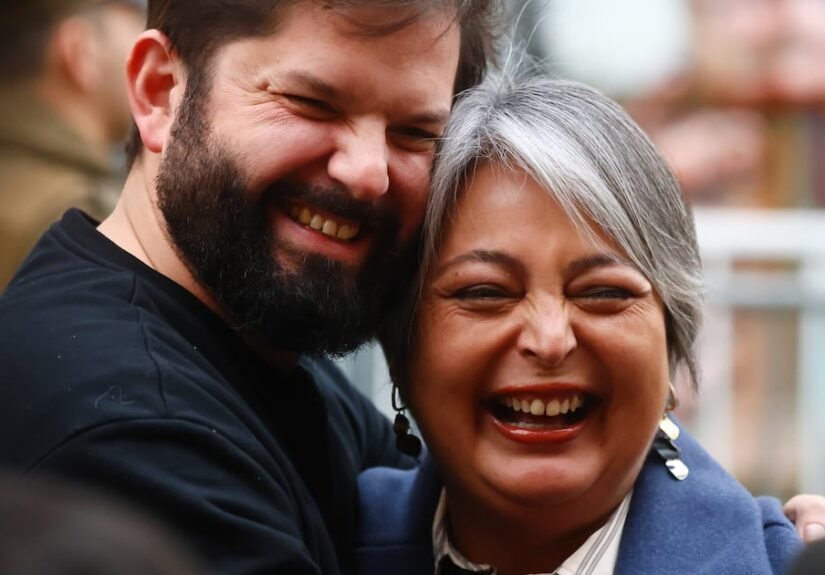 “Con el corazón hinchado”: el cariñoso recibimiento de Boric a Jara en su casa tras triunfo de la PC en primaria oficialista